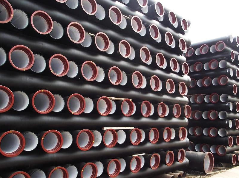 球墨鑄鐵管怎么打壓試驗(yàn)?zāi)? /><br />  壓力試驗(yàn)應(yīng)合乎以下要求<br />  1）壓力試驗(yàn)應(yīng)以液體為實(shí)驗(yàn)物質(zhì)。當(dāng)球墨鑄鐵管的設(shè)計(jì)方案工作壓力小于或等于0.5MPa是，也可選用汽體為實(shí)驗(yàn)物質(zhì)，但應(yīng)采取措施的安全防范措施。延性原材料禁止應(yīng)用汽體開展壓力試驗(yàn)。<br />  2）當(dāng)當(dāng)場標(biāo)準(zhǔn)不允許應(yīng)用液體或汽體開展壓力試驗(yàn)時(shí)，經(jīng)施工單位愿意，可另外選用以下方式 替代：<br />  A、全部焊接（包含粘附件上的焊接），用液體滲透法或磁粉探傷法開展檢測；<br />  B、對接焊縫用100%放射線拍照開展檢測。<br />  當(dāng)開展壓力試驗(yàn)時(shí)，應(yīng)劃分雷區(qū)，不相干工作人員不可進(jìn)到。<br />  壓力試驗(yàn)結(jié)束，不可再球墨鑄鐵管上開展修復(fù)。<br />  施工單位應(yīng)報(bào)名參加壓力試驗(yàn)，壓力試驗(yàn)達(dá)標(biāo)后，應(yīng)該和施工企業(yè)一同按標(biāo)準(zhǔn)要求填好球墨鑄鐵管系統(tǒng)軟件壓力試驗(yàn)紀(jì)錄。<br />  （2）壓力試驗(yàn)前要具有的標(biāo)準(zhǔn)：<br />  1）實(shí)驗(yàn)范疇內(nèi)的球墨鑄鐵管設(shè)備安裝工程除上漆、隔熱外，已按設(shè)計(jì)圖所有進(jìn)行，安裝品質(zhì)合乎相關(guān)要求。<br />  2）球墨鑄鐵管上的補(bǔ)償器已設(shè)定了臨時(shí)性管束設(shè)備。<br />  3）實(shí)驗(yàn)用氣壓表已校檢，并在周檢期限內(nèi)，其精密度不可小于1.5級，表的滿標(biāo)尺值應(yīng)是被測壓力的1.5~2倍，氣壓表不可低于2塊。<br />  4）合乎壓力試驗(yàn)規(guī)定的液體或汽體早已齊備。<br />  5）按實(shí)驗(yàn)的規(guī)定，球墨鑄鐵管早已固定不動。<br />  6）對運(yùn)輸有毒流體力學(xué)的球墨鑄鐵管及設(shè)計(jì)方案工作壓力大于10MPa的球墨鑄鐵管，在壓力試驗(yàn)前，以下材料早已施工單位復(fù)診：<br />  A、球墨鑄鐵管構(gòu)成件的品質(zhì)證明文件；<br />  B、球墨鑄鐵管構(gòu)成件的檢測或?qū)嶒?yàn)紀(jì)錄；<br />  C、管道生產(chǎn)加工紀(jì)錄；<br />  D、電焊焊接檢測及調(diào)質(zhì)處理紀(jì)錄；<br />  E、設(shè)計(jì)方案改動及原材料替代文檔。<br />  待試球墨鑄鐵管與不相干系統(tǒng)軟件已用盲板閥或是采用別的對策分隔。<br />  待試球墨鑄鐵管上的閥門、工程爆破板及儀表盤元器件等早已拆下來或多方面防護(hù)。<br />  試驗(yàn)方案早已過準(zhǔn)許，并已開展了安全技術(shù)交底。<br />  打壓試驗(yàn)的程序流程、流程、方式<br />  打壓試驗(yàn)的程序流程、流程、方式 以下：<br />  聯(lián)接。講水壓試驗(yàn)機(jī)器設(shè)備與水壓試驗(yàn)的球墨鑄鐵管系統(tǒng)軟件相接，水壓試驗(yàn)用的各種閘閥、氣壓表安裝在水壓試驗(yàn)系統(tǒng)軟件中，在系統(tǒng)軟件的最高處安裝排氣閥、在系統(tǒng)軟件的最低值安裝泄水閥。<br />  注水。開啟系統(tǒng)軟件最高處的排氣閥，關(guān)掉最低值的泄水閥，向系統(tǒng)軟件注水。水壓試驗(yàn)自來水應(yīng)應(yīng)用礦泉水，當(dāng)對馬氏體不銹鋼板球墨鑄鐵管或接有馬氏體不銹鋼板球墨鑄鐵管或機(jī)器設(shè)備的球墨鑄鐵管開展實(shí)驗(yàn)時(shí)，水里氯離子含量成分不可超出25*10-6（ppm）。待自動排氣閥接連不斷向外排水管道時(shí)，關(guān)掉排氣閥。<br />  查驗(yàn)。系統(tǒng)軟件注水結(jié)束后，不必急切變壓，而先要檢查一下系統(tǒng)軟件有沒有滲漏滲水狀況。<br />  變壓。吹水查驗(yàn)無異常，可變壓，變壓用手動試壓泵（或電動試壓泵），變壓全過程應(yīng)遲緩、穩(wěn)定，先把工作壓力升到實(shí)驗(yàn)工作壓力的一般，對球墨鑄鐵管系統(tǒng)軟件開展一次全方位的查驗(yàn)，若不太好，應(yīng)泄壓維修，禁止卸壓修補(bǔ)。若無異常，則再次變壓，待變壓至實(shí)驗(yàn)工作壓力的3/4時(shí)，在做一次全方位查驗(yàn)，無異常時(shí)再再次變壓到實(shí)驗(yàn)工作壓力，一般分2~3次升到實(shí)驗(yàn)工作壓力。<br />  持壓。當(dāng)工作壓力做到實(shí)驗(yàn)工作壓力后，穩(wěn)壓管10min。再將氣體壓力至設(shè)計(jì)方案工作壓力，停壓30min，以工作壓力不減、沒有滲漏為達(dá)標(biāo)。<br />  水壓試驗(yàn)后的工作中。水壓試驗(yàn)完畢后，應(yīng)立即拆卸盲板閥、補(bǔ)償器限位開關(guān)設(shè)備，排空系統(tǒng)軟件中的存水。<br />  3.打壓試驗(yàn)應(yīng)留意的事宜<br />  1）實(shí)驗(yàn)前，想系統(tǒng)軟件注水時(shí)，應(yīng)將系統(tǒng)軟件的氣體排空。<br />  2）實(shí)驗(yàn)時(shí)，工作溫度不可小于5℃，當(dāng)工作溫度小于5℃時(shí)，應(yīng)采用防寒對策。<br />  3）實(shí)驗(yàn)室，應(yīng)檢測實(shí)驗(yàn)溫度，禁止原材料實(shí)驗(yàn)溫度貼近延性變化溫度。<br />  4）承擔(dān)氣體壓力的地面上鋼球墨鑄鐵管及稀有金屬球墨鑄鐵管實(shí)驗(yàn)工作壓力應(yīng)是設(shè)計(jì)方案工作壓力的1.5倍，埋地鋼球墨鑄鐵管的實(shí)驗(yàn)工作壓力應(yīng)是設(shè)計(jì)方案工作壓力的1.5倍，且不可小于0.4MPa。<br />  5）當(dāng)球墨鑄鐵管與機(jī)器設(shè)備做為一個(gè)系統(tǒng)軟件開展壓力試驗(yàn)時(shí)，球墨鑄鐵管實(shí)驗(yàn)工作壓力相當(dāng)于或低于機(jī)器設(shè)備的實(shí)驗(yàn)工作壓力時(shí)，應(yīng)按球墨鑄鐵管的實(shí)驗(yàn)工作壓力開展實(shí)驗(yàn)，當(dāng)球墨鑄鐵管實(shí)驗(yàn)工作壓力超過機(jī)器設(shè)備的實(shí)驗(yàn)工作壓力，且機(jī)器設(shè)備的實(shí)驗(yàn)工作壓力不少于球墨鑄鐵管設(shè)計(jì)方案工作壓力的1.15倍時(shí)，經(jīng)施工單位愿意，可按機(jī)器設(shè)備的實(shí)驗(yàn)工作壓力開展實(shí)驗(yàn)。<br />  6）當(dāng)球墨鑄鐵管的設(shè)計(jì)方案溫度高過實(shí)驗(yàn)溫度時(shí)，實(shí)驗(yàn)工作壓力應(yīng)按以下計(jì)算公式：<br />  Ps=1.5P[&sigma;]1/[&sigma;]2<br />  式中Ps&mdash;&mdash;實(shí)驗(yàn)工作壓力（表壓），MPa；<br />  P&mdash;&mdash;設(shè)計(jì)方案工作壓力（表壓），MPa；<br />  [&sigma;]1&mdash;&mdash;實(shí)驗(yàn)溫度下，管件的抗剪強(qiáng)度，MPa；<br />  [&sigma;]2&mdash;&mdash;設(shè)計(jì)方案溫度下，管件的抗剪強(qiáng)度，MPa;<br />  當(dāng)[&sigma;]1/[&sigma;]2超過6.5時(shí)，取6.5<br />  當(dāng)Ps在實(shí)驗(yàn)溫度下，造成超出抗拉強(qiáng)度的地應(yīng)力時(shí)，應(yīng)將實(shí)驗(yàn)工作壓力Ps降到不超過抗拉強(qiáng)度時(shí)的較大工作壓力。  </p>
                </div>
          <style type=